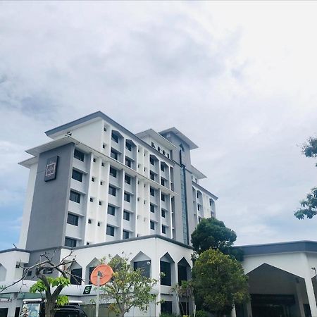 Raia Hotel Kota Kinabalu Exterior photo